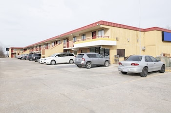 oyo hotel tulsa international airport