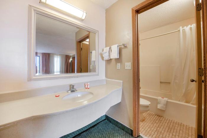 oyo hotel tulsa international airport