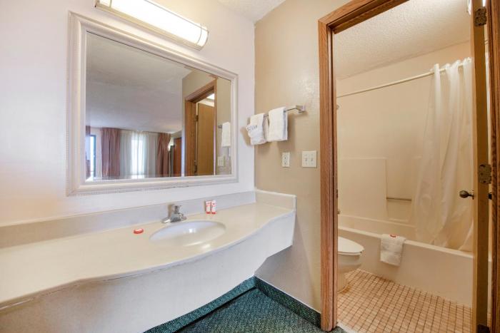 oyo hotel tulsa international airport