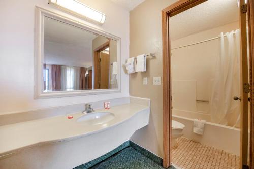 oyo hotel tulsa international airport