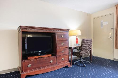 oyo hotel tulsa international airport