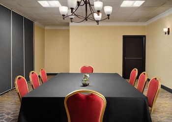 Holiday Inn Hotel & Suites Boston - Peabody By Ihg,Peabody>>Boston,3 star
