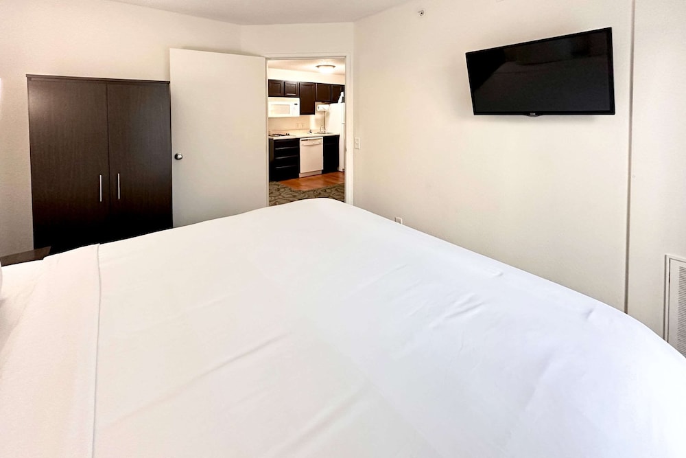 mainstay suites madison airport