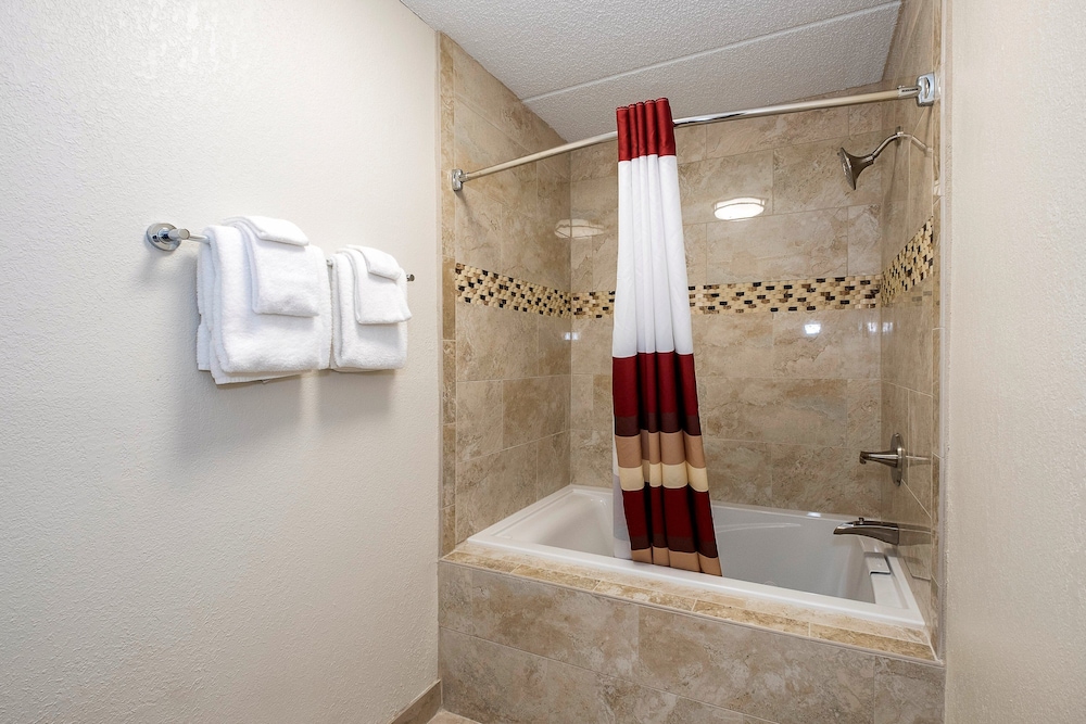 red roof inn plus and suites knoxville west cedar bluff