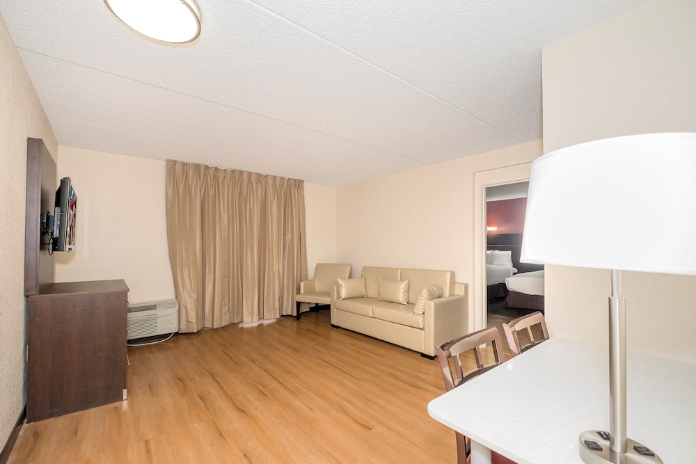 red roof inn plus and suites knoxville west cedar bluff
