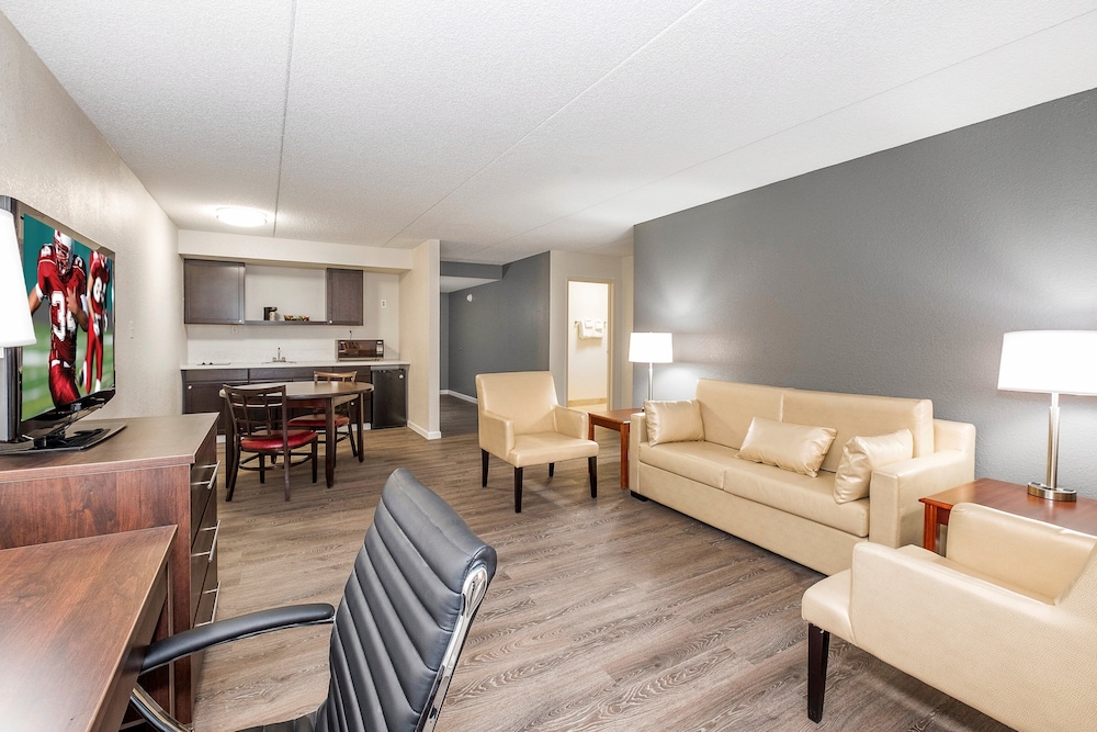red roof inn plus and suites knoxville west cedar bluff