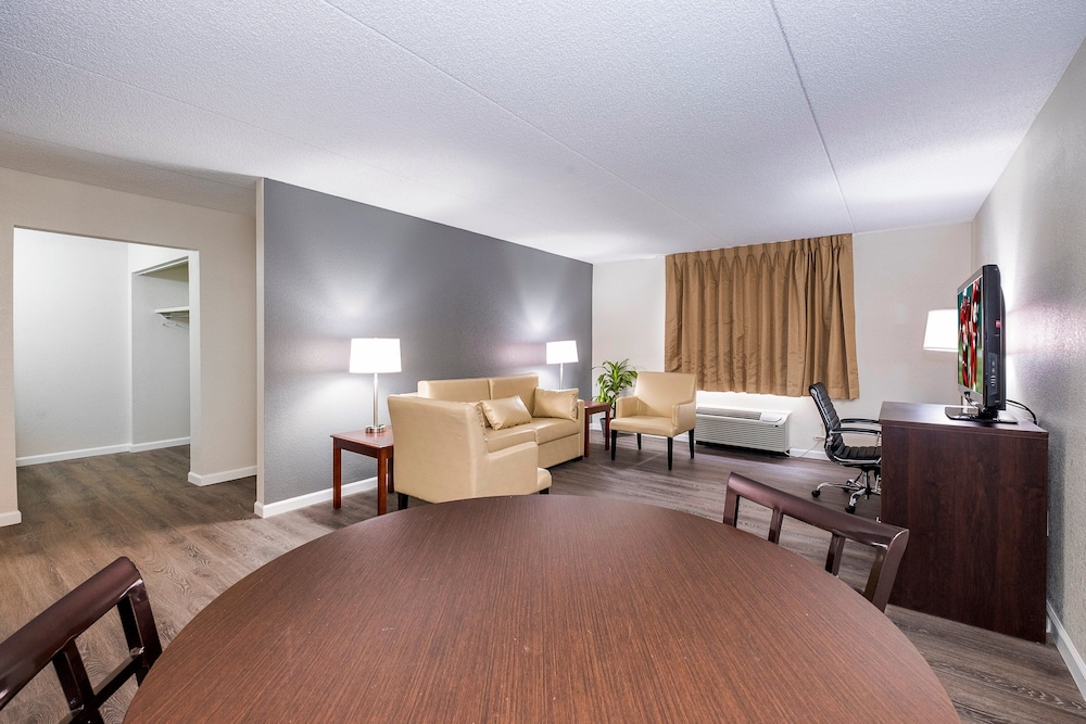 red roof inn plus and suites knoxville west cedar bluff