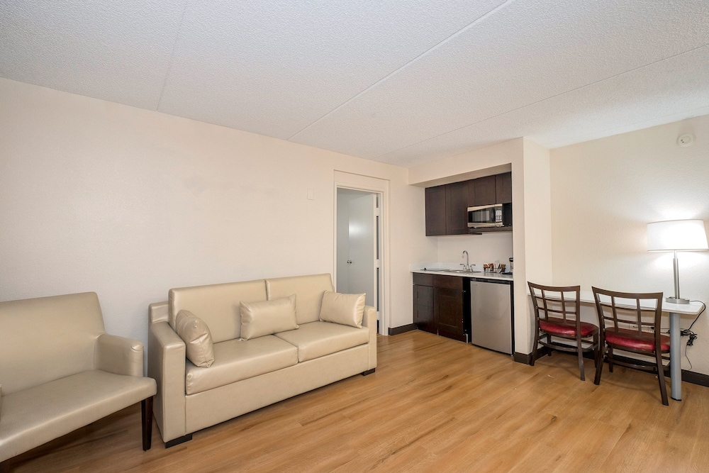 red roof inn plus and suites knoxville west cedar bluff