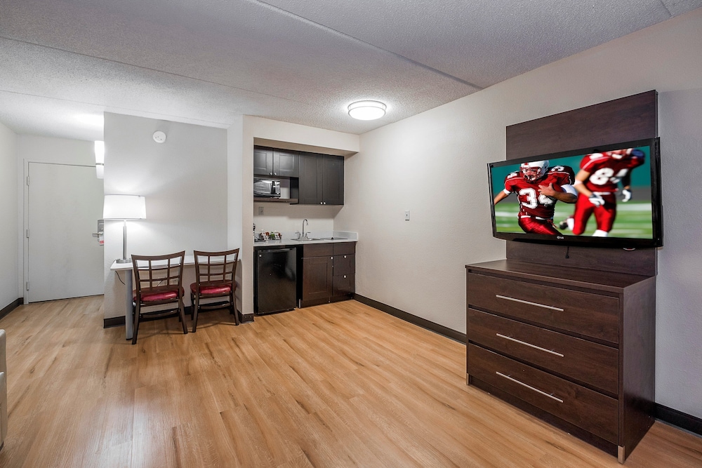 red roof inn plus and suites knoxville west cedar bluff