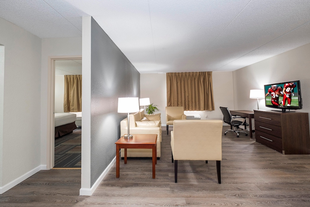 red roof inn plus and suites knoxville west cedar bluff