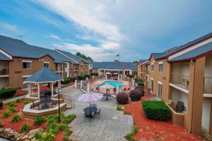 red roof inn plus and suites knoxville west cedar bluff