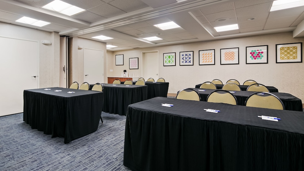 holiday inn express and suites everett by ihg