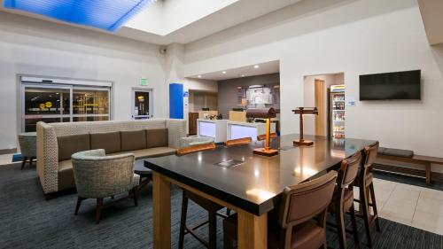 holiday inn express and suites everett by ihg