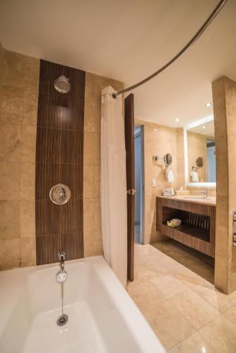holiday inn select guadalajara by ihg