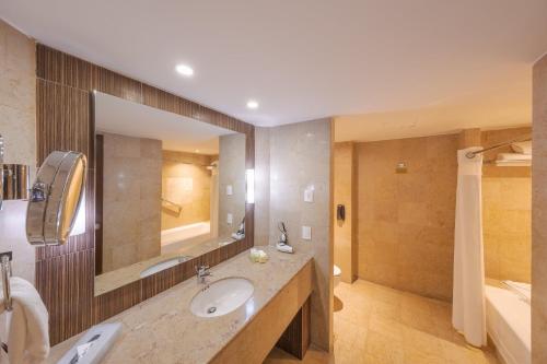 holiday inn select guadalajara by ihg