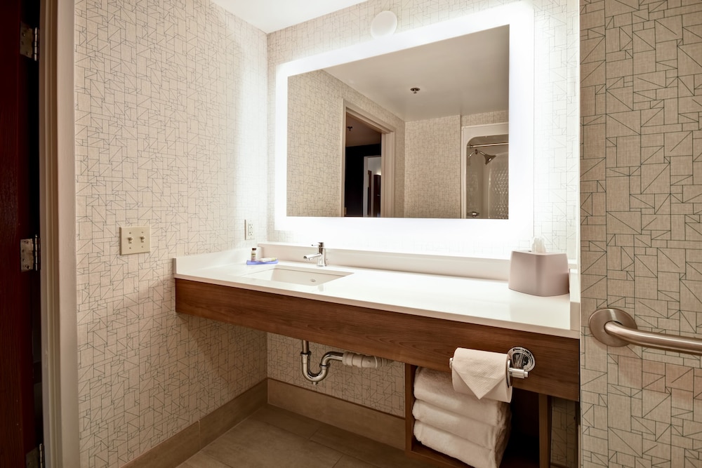 holiday inn express newport north middletown by ihg