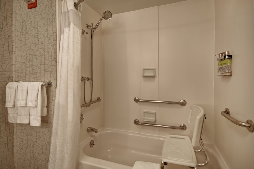 holiday inn express newport north middletown by ihg