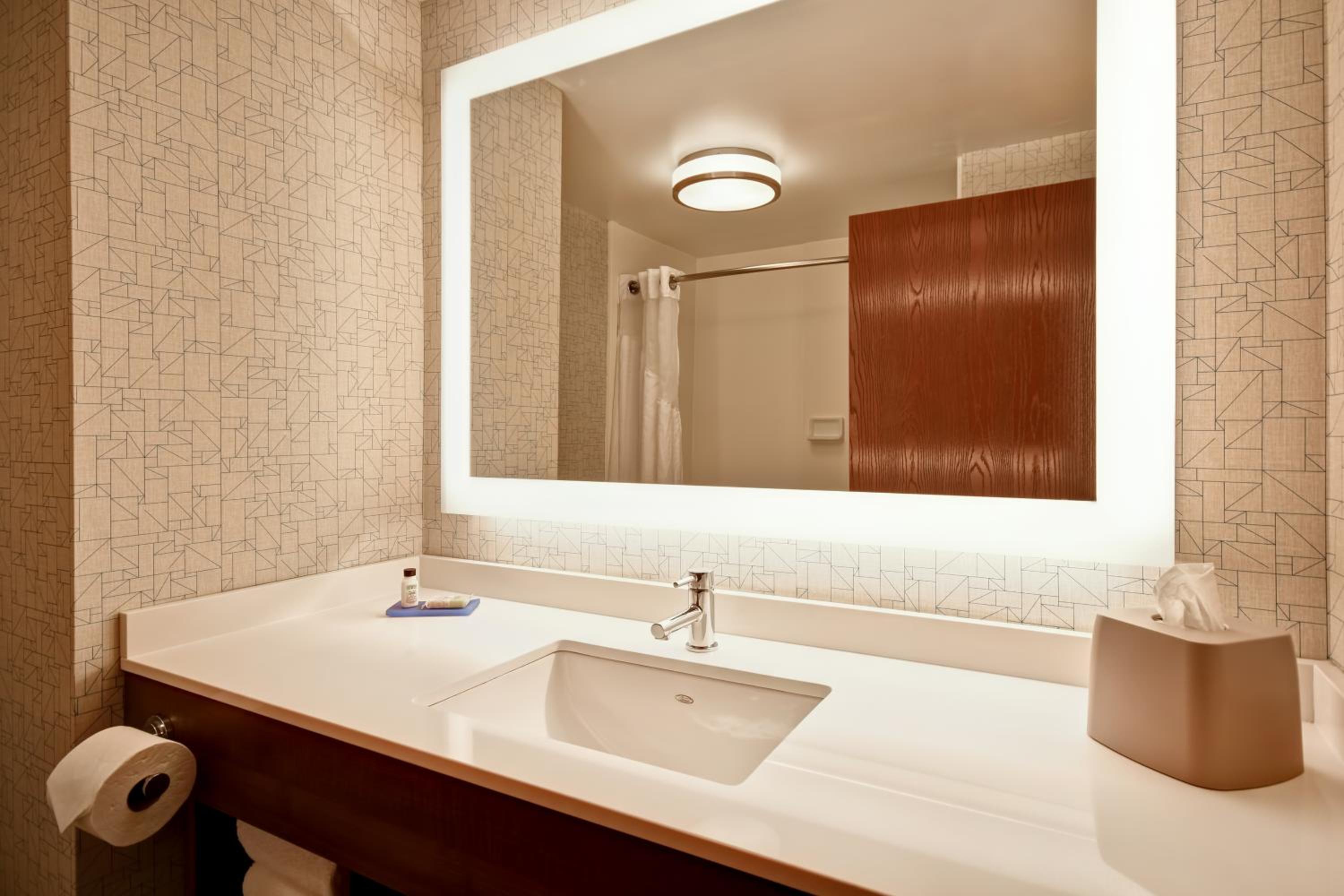 holiday inn express newport north middletown by ihg