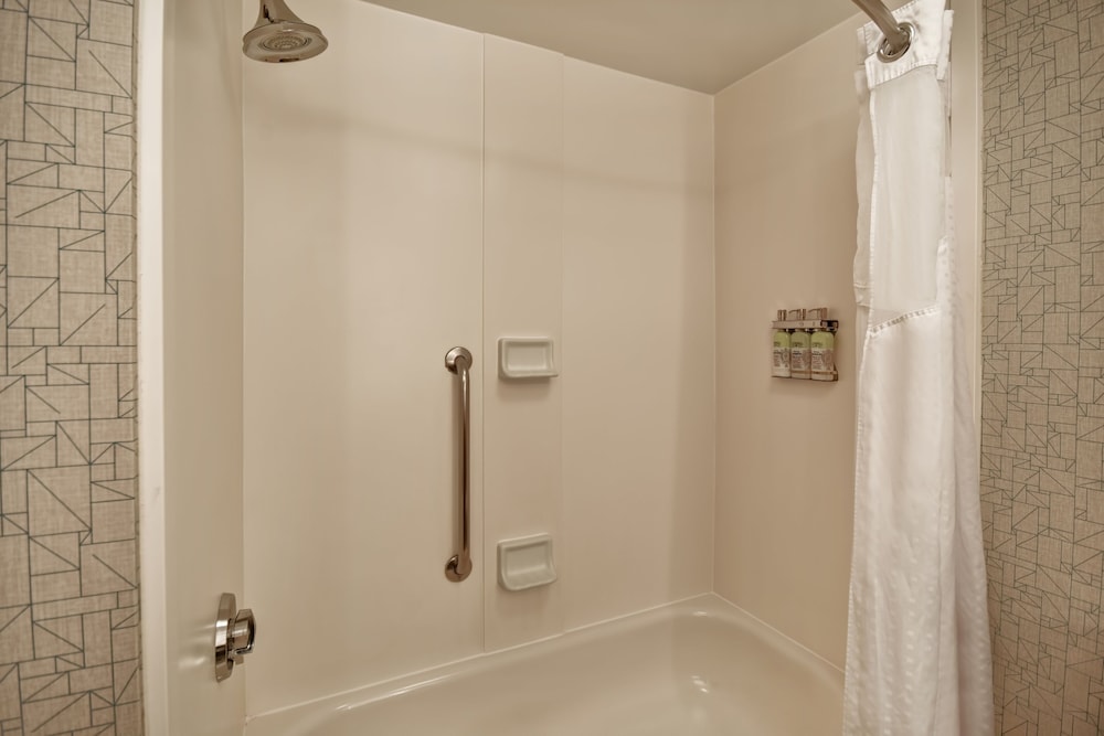 holiday inn express newport north middletown by ihg