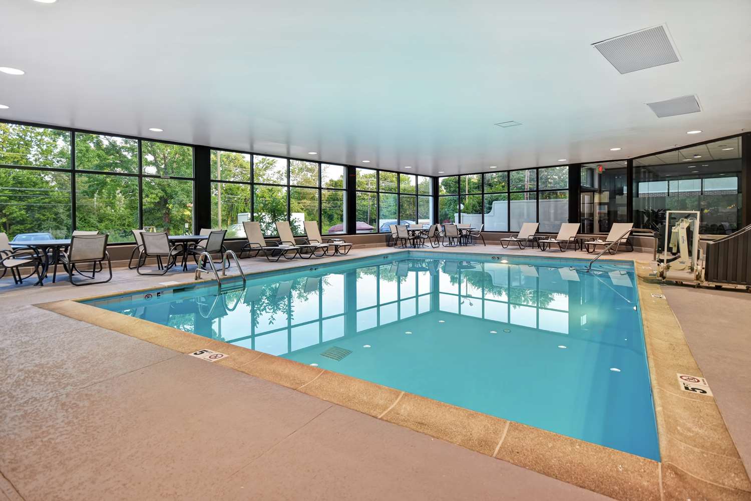 hampton inn i 75 lexington hamburg area