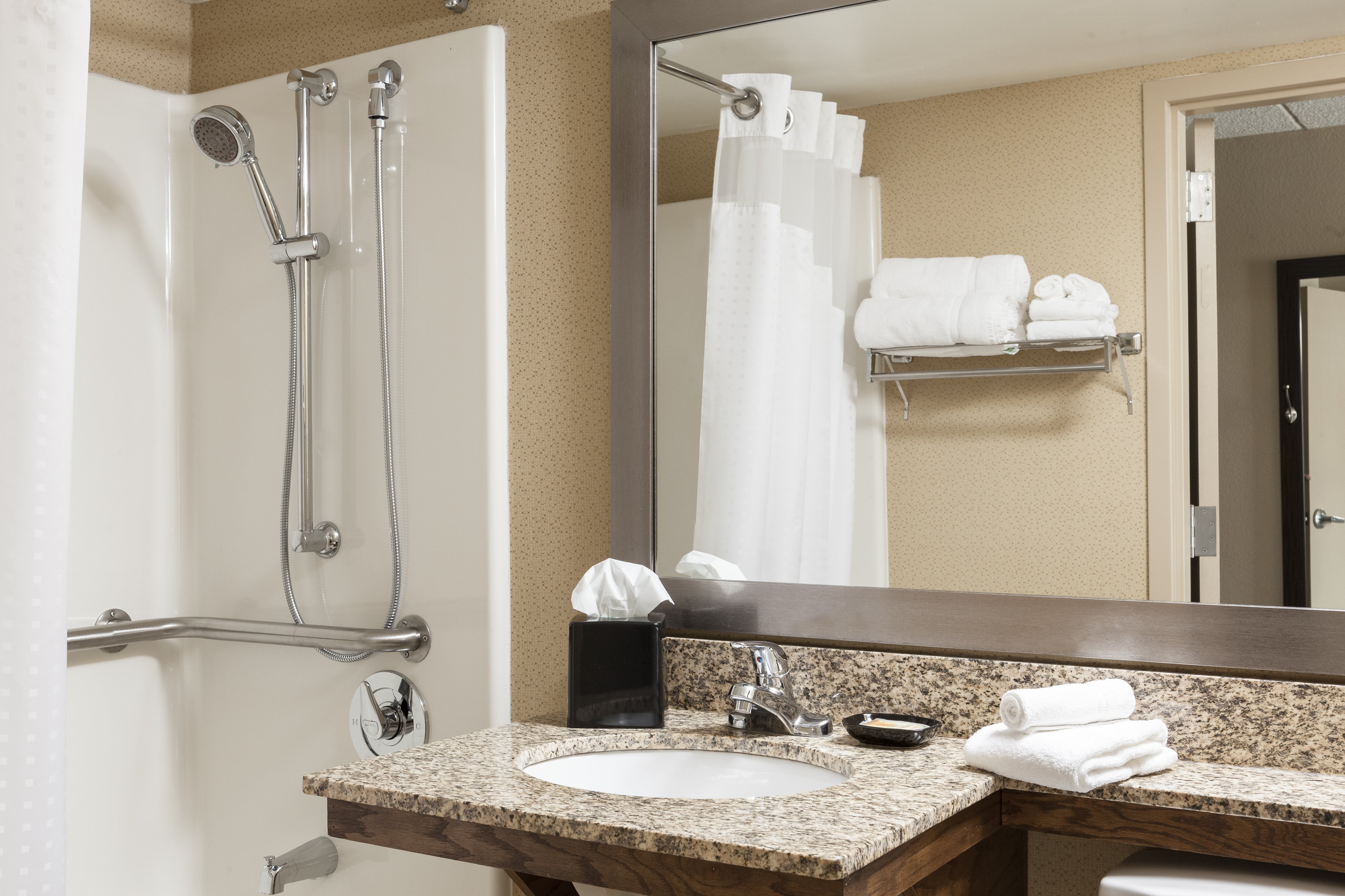 holiday inn hotel and suites des moines northwest