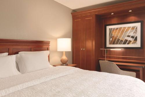 hampton inn des moines airport