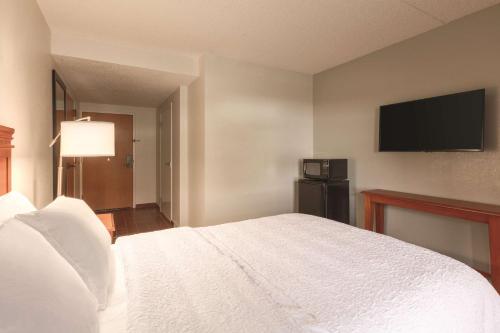 hampton inn des moines airport