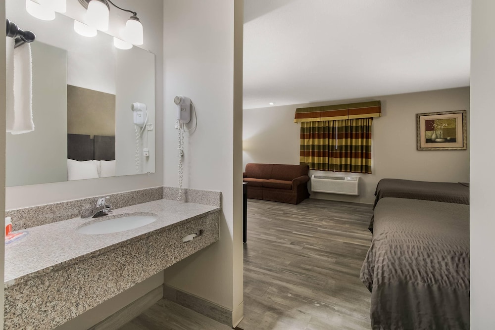 econo lodge inn and suites