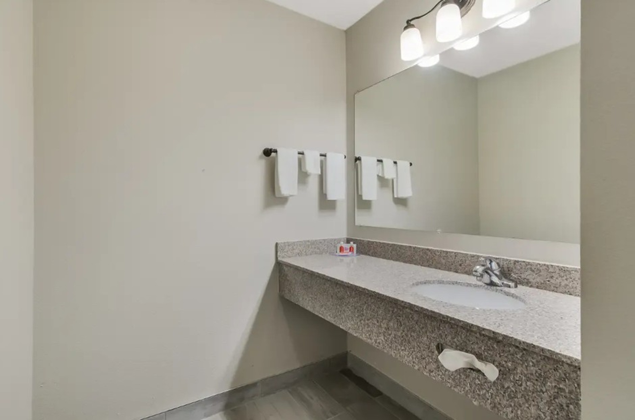econo lodge inn and suites