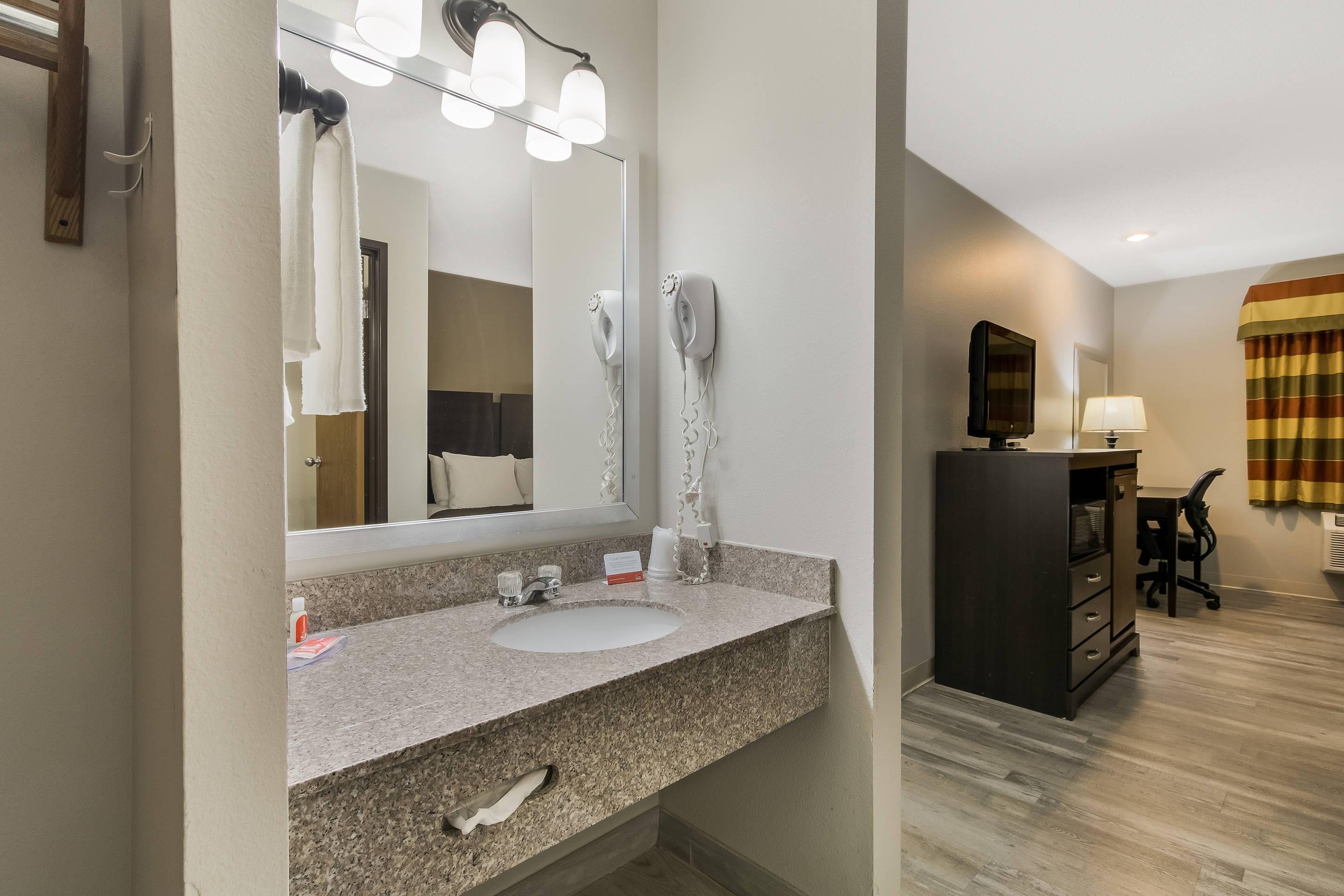 econo lodge inn and suites