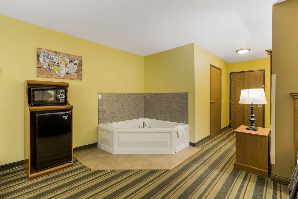 econo lodge inn and suites