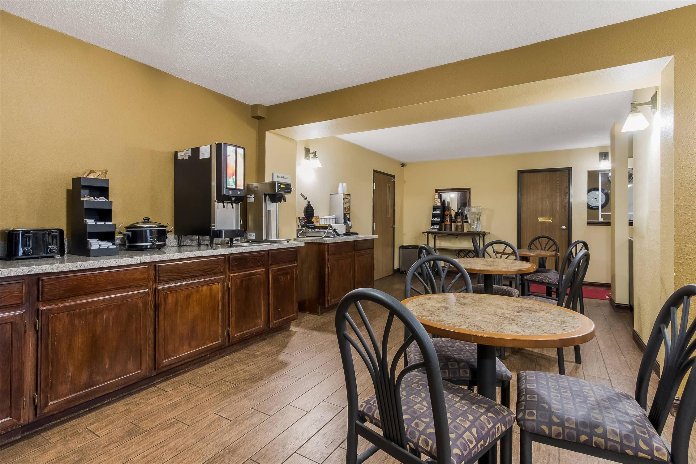 econo lodge inn and suites