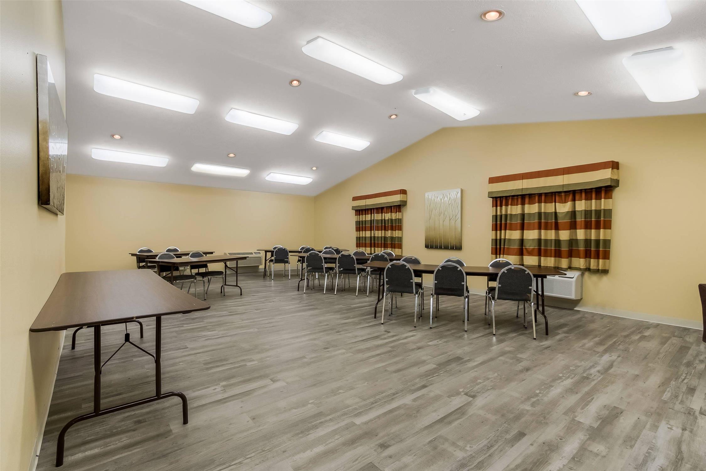 econo lodge inn and suites