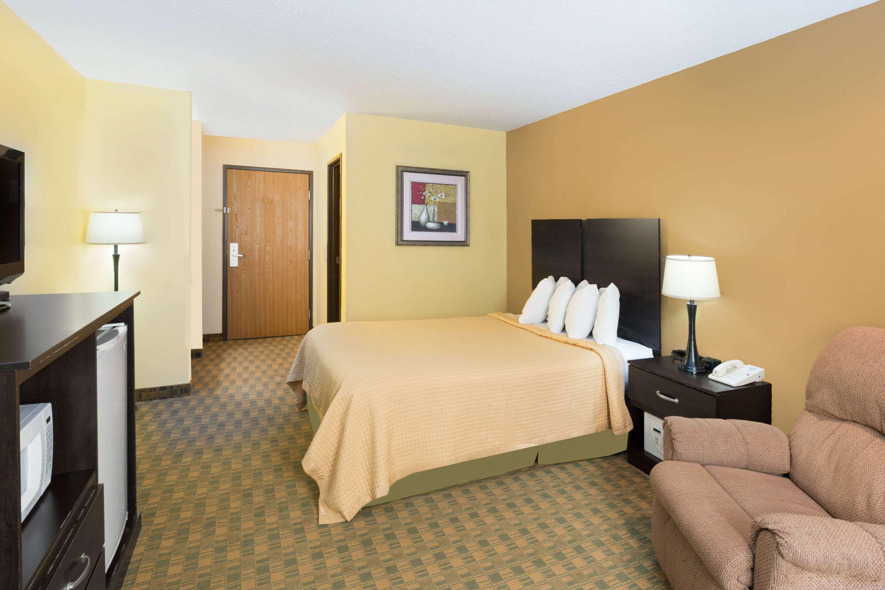 econo lodge inn and suites