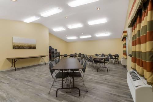 econo lodge inn and suites