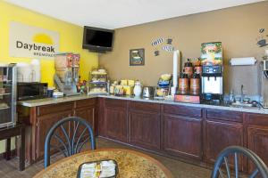 econo lodge inn and suites