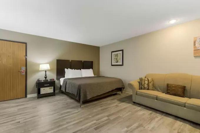 econo lodge inn and suites