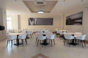 super 8 by wyndham manzanillo