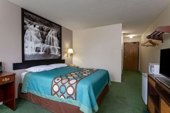 super 8 by wyndham reedsburg