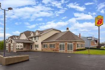 super 8 by wyndham reedsburg