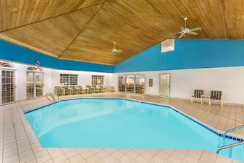 Super 8 By Wyndham Reedsburg,Reedsburg>>Lone Rock,2 star