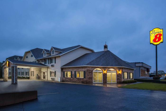 super 8 by wyndham reedsburg