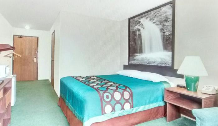 super 8 by wyndham reedsburg