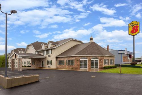 super 8 by wyndham reedsburg