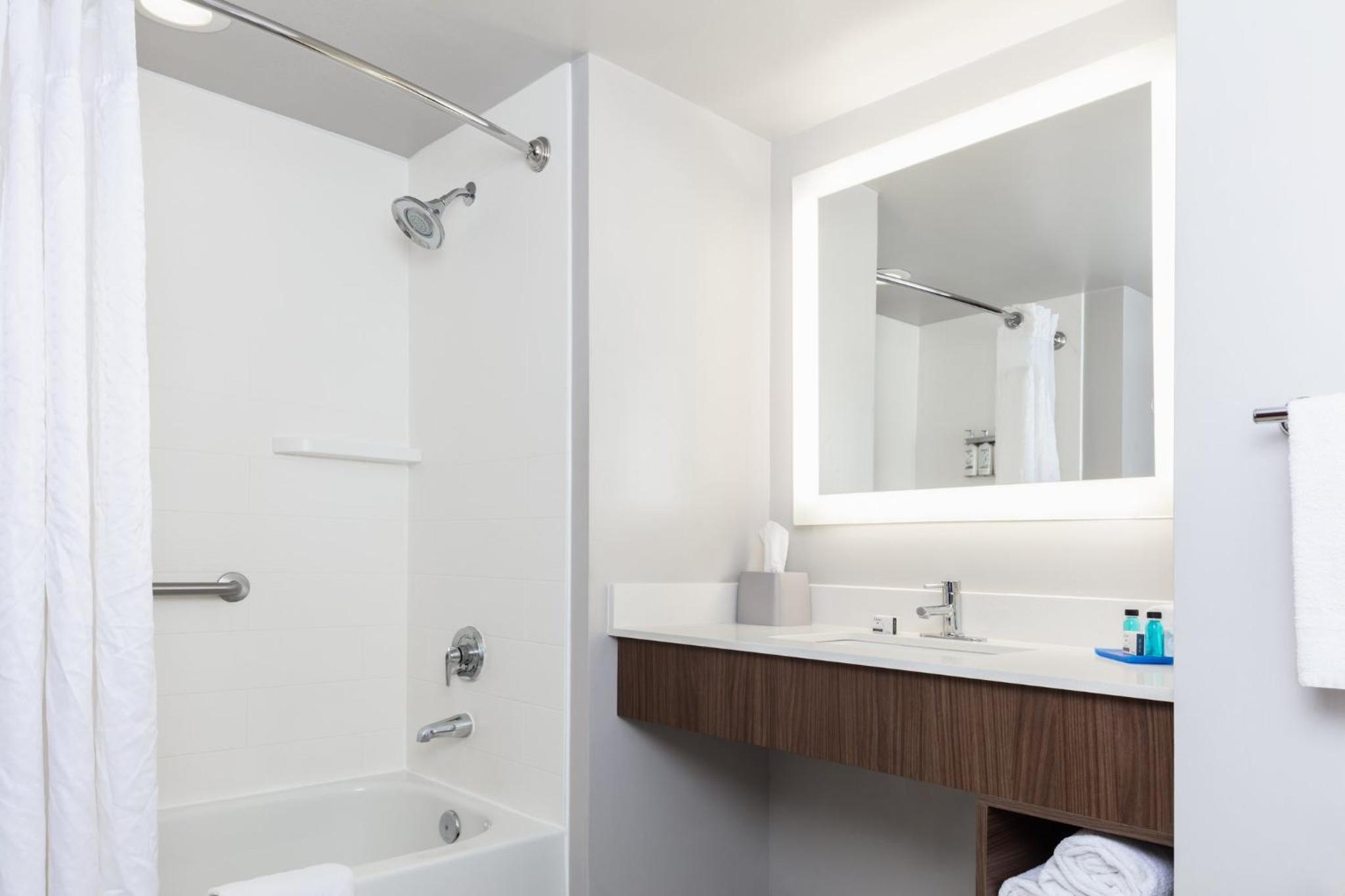 holiday inn express and suites newport news by ihg