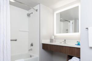 holiday inn express and suites newport news by ihg