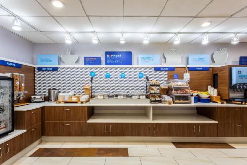holiday inn express and suites newport news by ihg