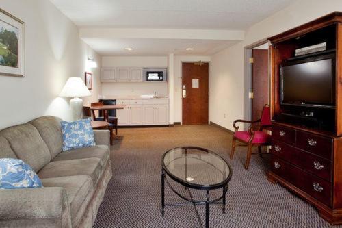 holiday inn express and suites newport news by ihg