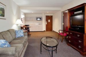 holiday inn express and suites newport news by ihg