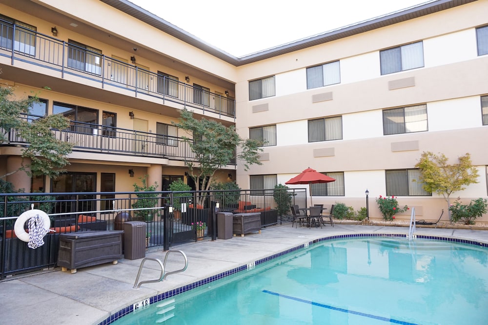 Oxford Suites Redding,Shasta>>Redding,3 star